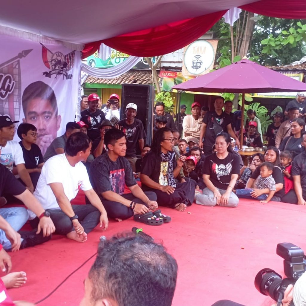 Kaesang Pangarep berdialog dengan para petani di Ngopi Bareng Mas Kaesang. Foto: Dok. Lilik Yuliantoro