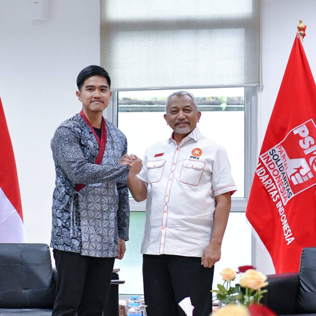 Presiden PKS Ahmad Syaikhu sambut kedatangan Ketua Umum PSI Kaesang Pangarep di Kantor DPP PKS. Foto: pks.id