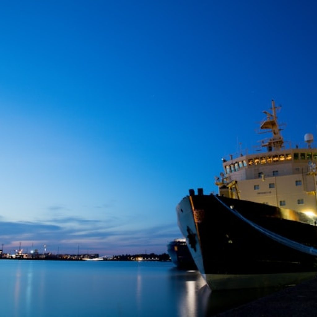 Kemenhub mengadakan program mudik gratis naik kapal laut. Foto: unsplash.com/_dorian_