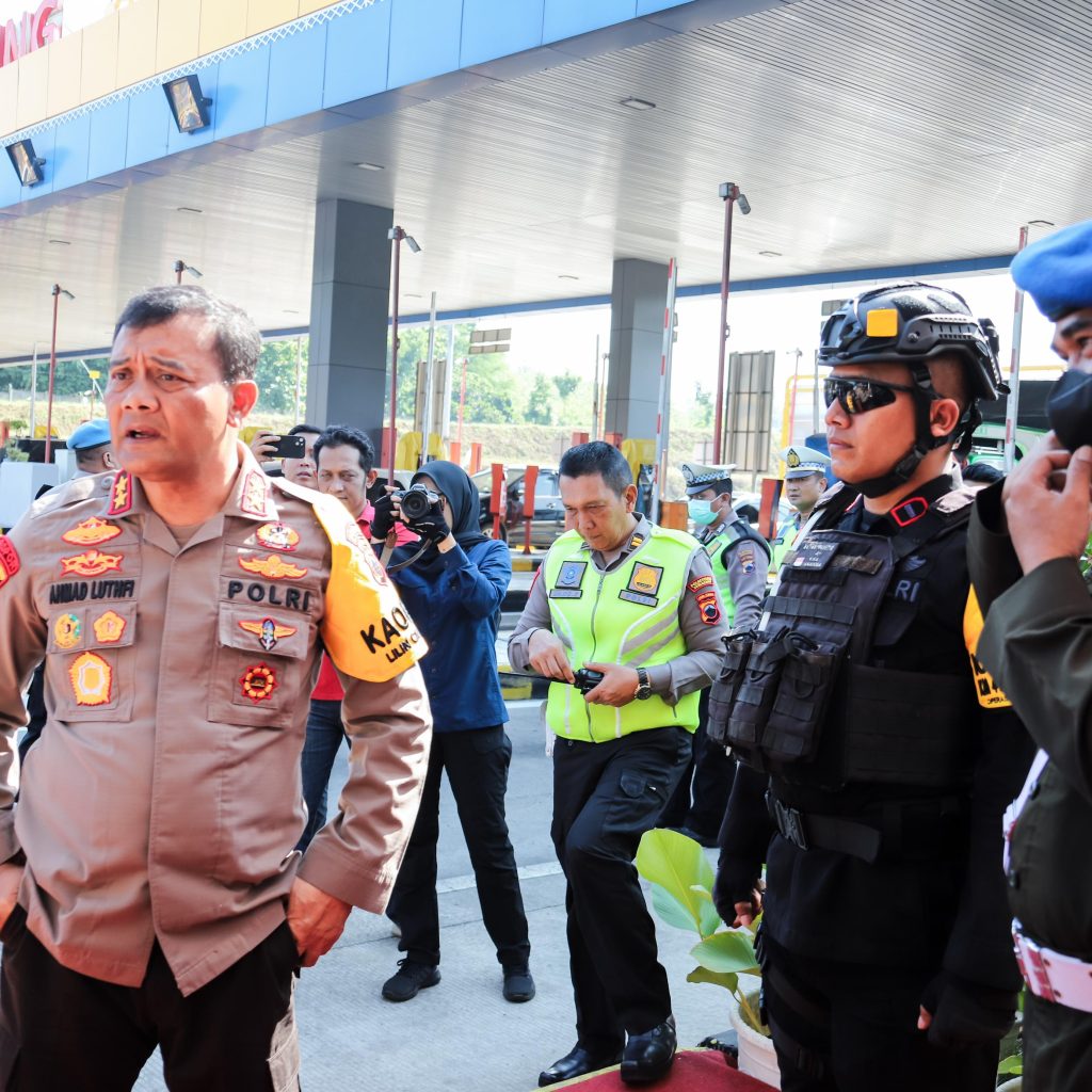 Menuju Nataru, Kapolda Jateng cek kesiapan Pos Terpadu Tol Kalikangkung. Foto: Dok. Alan Henry