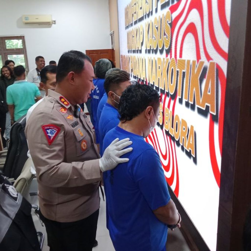 Kapolres Blora, AKBP Wawan Andi Susanto, melakukan interogasi pada pelaku narkoba. Foto: Dok. Lilik Yuliantoro