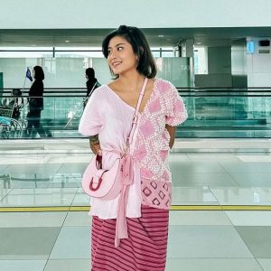 6 Referensi Outfit Batik Agar Tetap Stylish Ala AwKarin