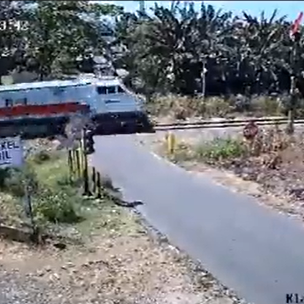 Kedua Kalinya Terjadi, Kereta Api Menabrak Mobil di Lintasan Tanpa Palang di Banyuwangi