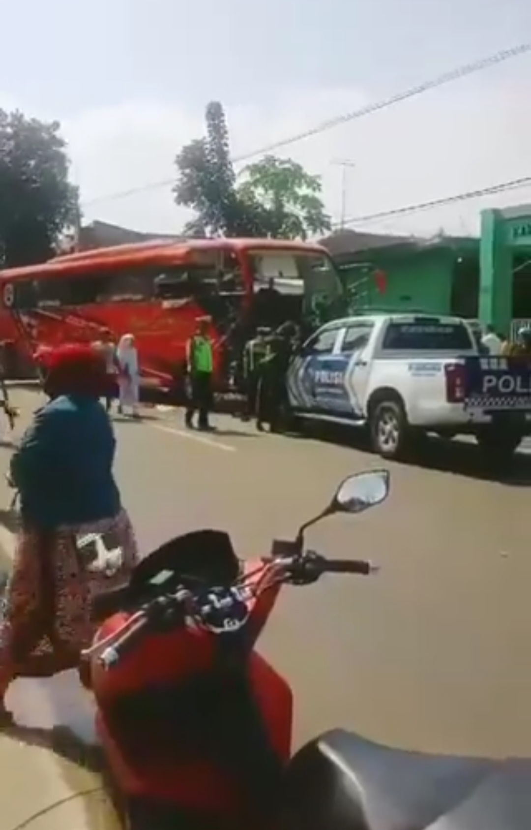 Bus Tabrak Truk, Motor hingga 4 Rumah Warga di Malang! Begini Penjelasan Polisi 3 TUTURPEDIA - Bus Tabrak Truk, Motor hingga 4 Rumah Warga di Malang! Begini Penjelasan Polisi