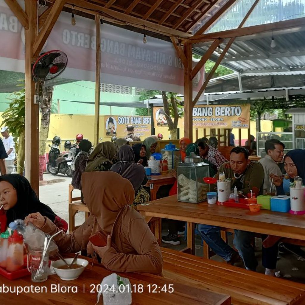 TUTURPEDIA - Kridosono Kedatangan Menhan serta Mentan, Bakso dan Mie Ayam Bang Berto Ludes 