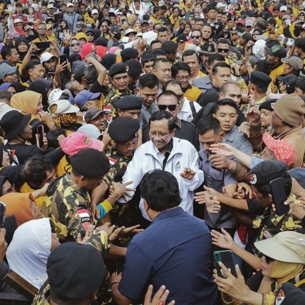 TUTURPEDIA - Hadiri Rapat Akbar di Tasikmalaya, Oesman Sapta dan Mahfud MD Disambut Ribuan Warga 