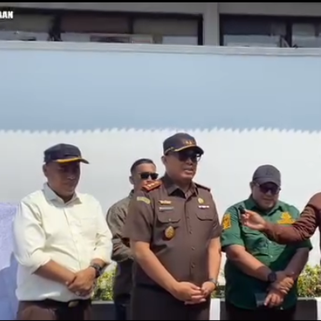 Kejari Kabupaten Blora salurkan bantuan air bersih. Foto: Instagram.com/kejariblora