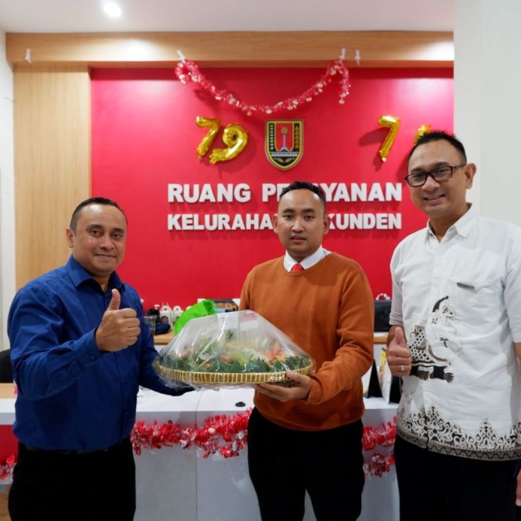 Sambut HUT ke-79 RI, ASTON Inn Pandanaran Berikan Tumpeng Tirakatan ke Warga Sekitar Hotel