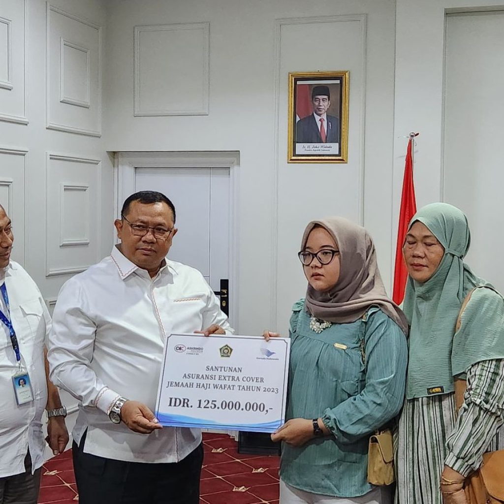 Kemenag serahkan asuransi ekstra cover untuk jemaah haji yang wafat di pesawat. Foto: Laman Kementerian Agama
