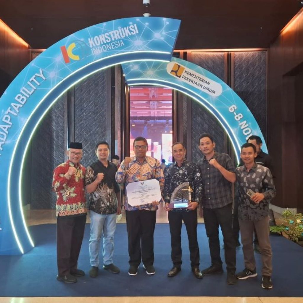 Tenaga kerja kontruksi Kabupaten Blora menerima sertifikasi dari Kementerian PU. Foto: Istimewa