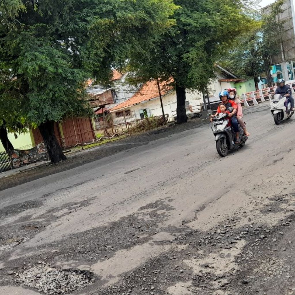 Pengendara Harap Waspada, Jalur Pantura Kendal Berlubang dan Bergelombang