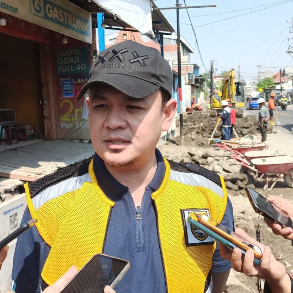 Kepala Bidang Binamarga DPU Semarang, Bagus Irawan tinjau lokasi perbaikan Jalan Medoho. Foto: Dok. Alan Henry