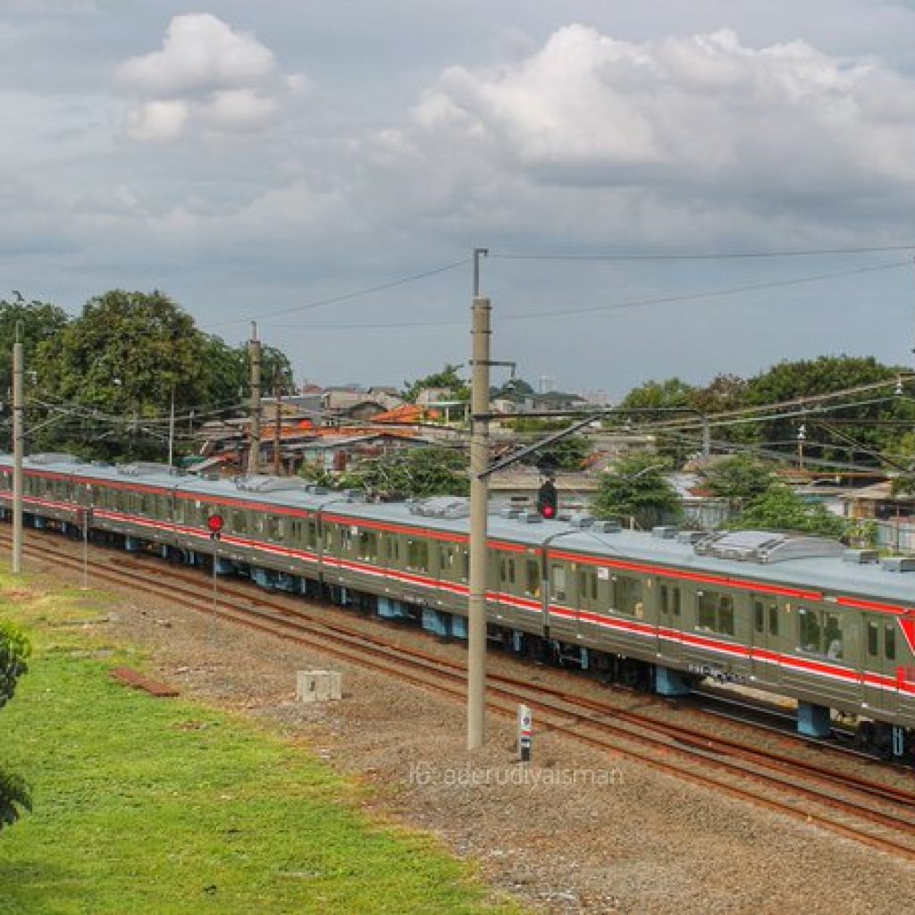 Berikut kronologi kecelakaan KRL di Perlintasan Daru-Tigaraksa. Foto: x.com/CommuterLine