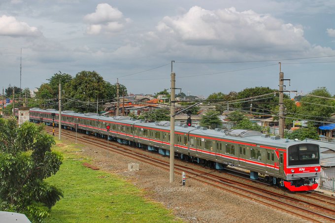 Berikut kronologi kecelakaan KRL di Perlintasan Daru-Tigaraksa. Foto: x.com/CommuterLine