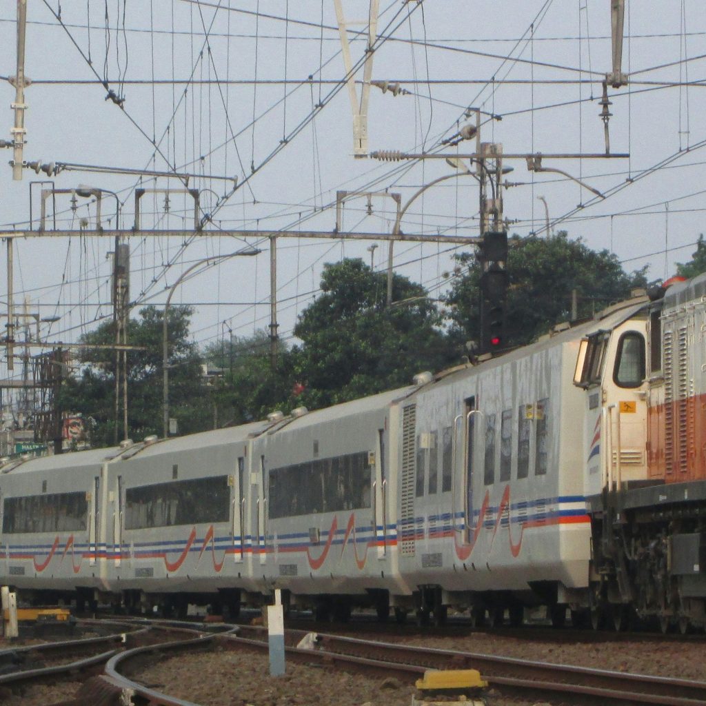 Bikin Geram! Ada yang Buang Kasur, KRL Relasi Tanah Abang-Rangkasbitung Alami Gangguan di Stasiun Pondok Ranji 