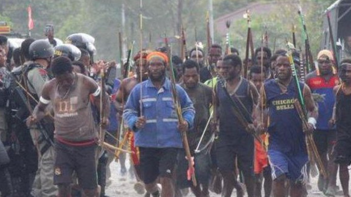 Kericuhan Pilkada 2024 yang terjadi di Puncak Jaya, Papua Tengah. Foto: x.com/BedidinQ