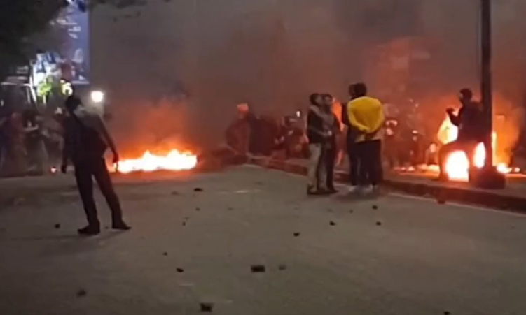 Kerusuhan di Dago Elos. (Foto: Tangkap layar akun Twitter @yaniarsim)