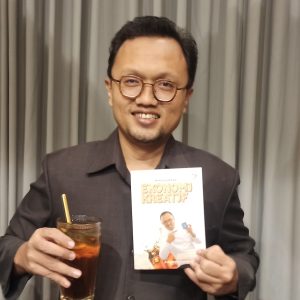 Ketua Fraksi PKS Jateng Luncurkan Buku ‘Menggerakkan Ekonomi Kreatif Kaum Muda,’ Pose Angkat Teh Jadi Bagian Ekraf