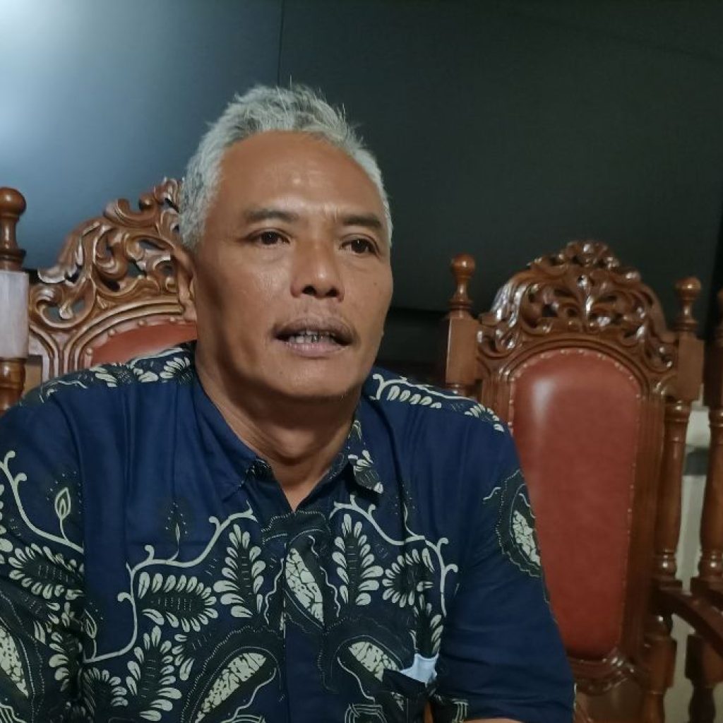 TUTURPEDIA - Oknum Perangkat Desa Bagi-bagi Kaos Caleg, Ketua KPU Blora Ambil Tindakan Tegas
