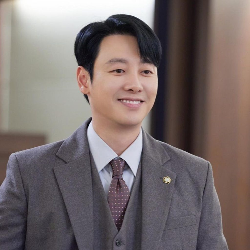Kim Dong Wook akan menikahi pasangannya yang seorang non selebriti. Foto: Instagram.com/keyeastentertainment