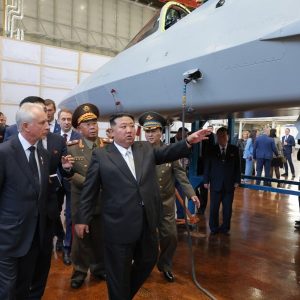 Kim Jong Un Meninjau Pesawat Pengebom Strategis Tenaga Nuklir Ditemani Menhan Rusia