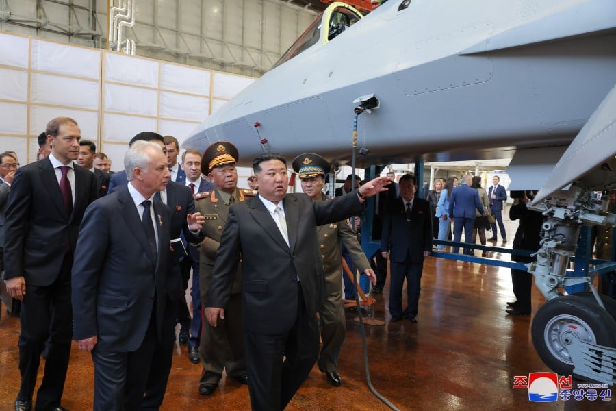 Kim Jong Un meninjau pesawat pengebom strategis di Rusia. FOTO: kcnawatch.org
