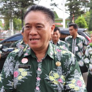 Sekda Blora Bagikan Bendera Merah Putih kepada Masyarakat di Desa Perbatasan 