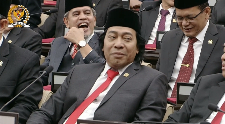 Komeng diteriaki 'uhuy' saat dilantik jadi anggota DPD RI, Selasa (1/10/20024). Foto: Tangkapan Layar YouTube MPRGOID