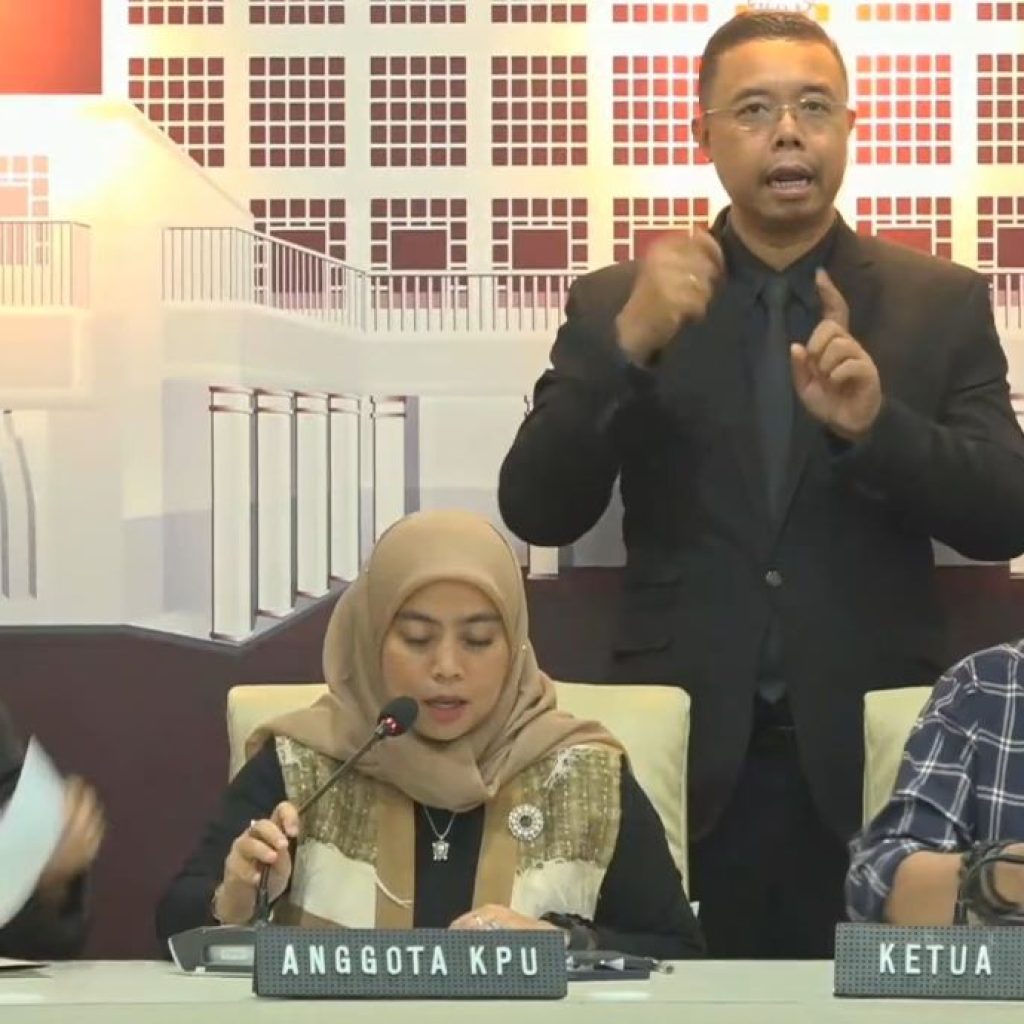 KPU bantah soal Sirekap berhenti total, sebut hanya sementara. Foto: Tangkapan Layar YouTube KPU RI