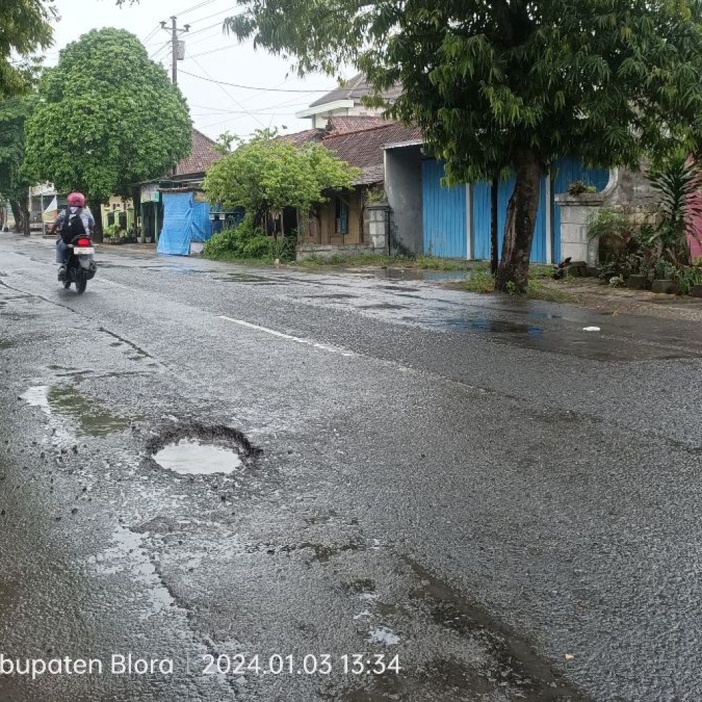 TUTURPEDIA - Kondisi Jalan Mr. Iskandar Rusak, Masyarakat Berharap Pemerintah Segera Turun Tangan
