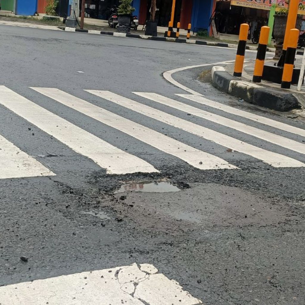 TUTURPEDIA - Akibat Hujan Tak Henti, Kondisi Jalan di Sejumlah Wilayah Kota Blora Berlubang