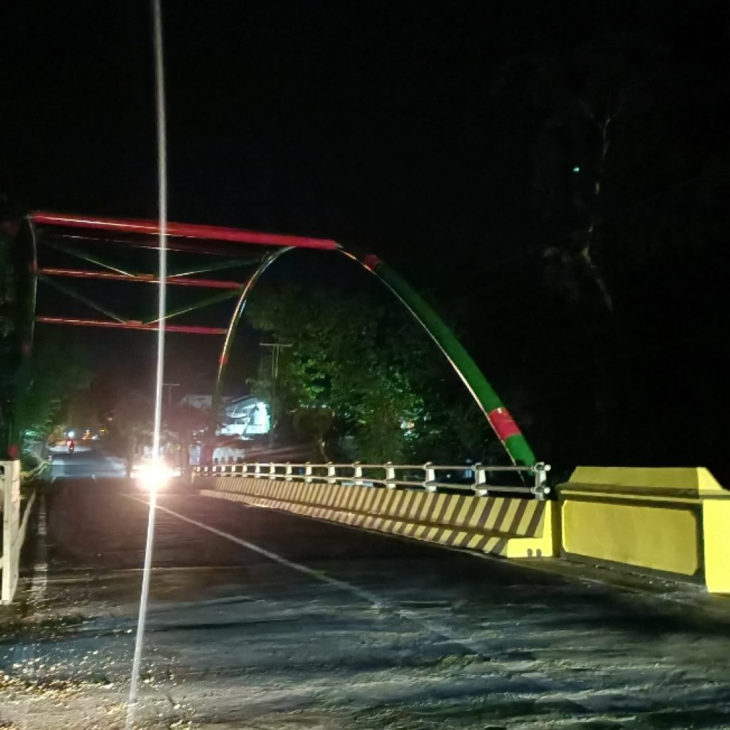 Sempat Dikeluhkan Masyarakat karena Gelap, Jembatan Badong Kini Sudah Ada Penerangan