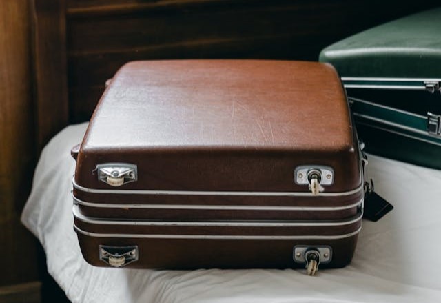 Ilustrasi koper misterius yang berisi jasad wanita. Foto: pexels.com/ketut-subiyanto