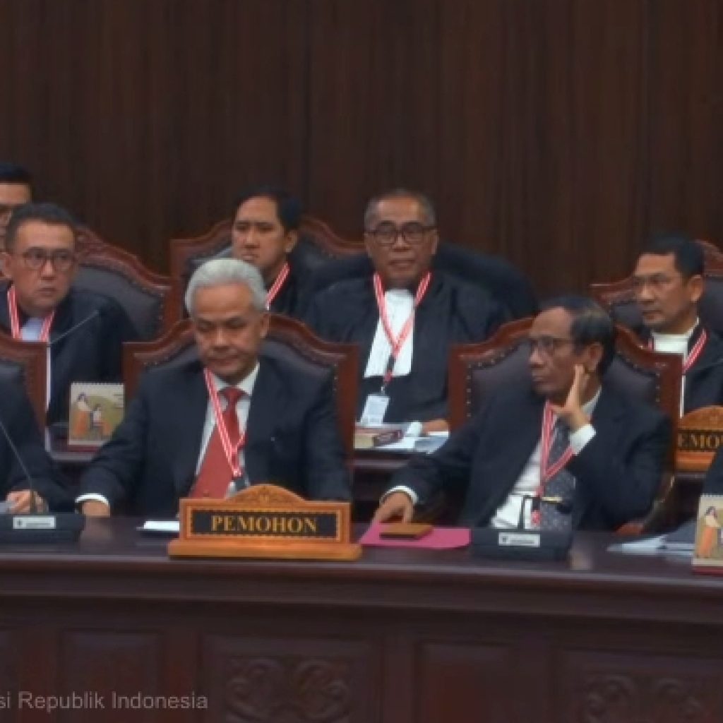 TUTURPEDIA - Tim Hukum Ganjar-Mahfud Optimis MK Kabulkan Permohonan agar Pemilu 2024 Diulang