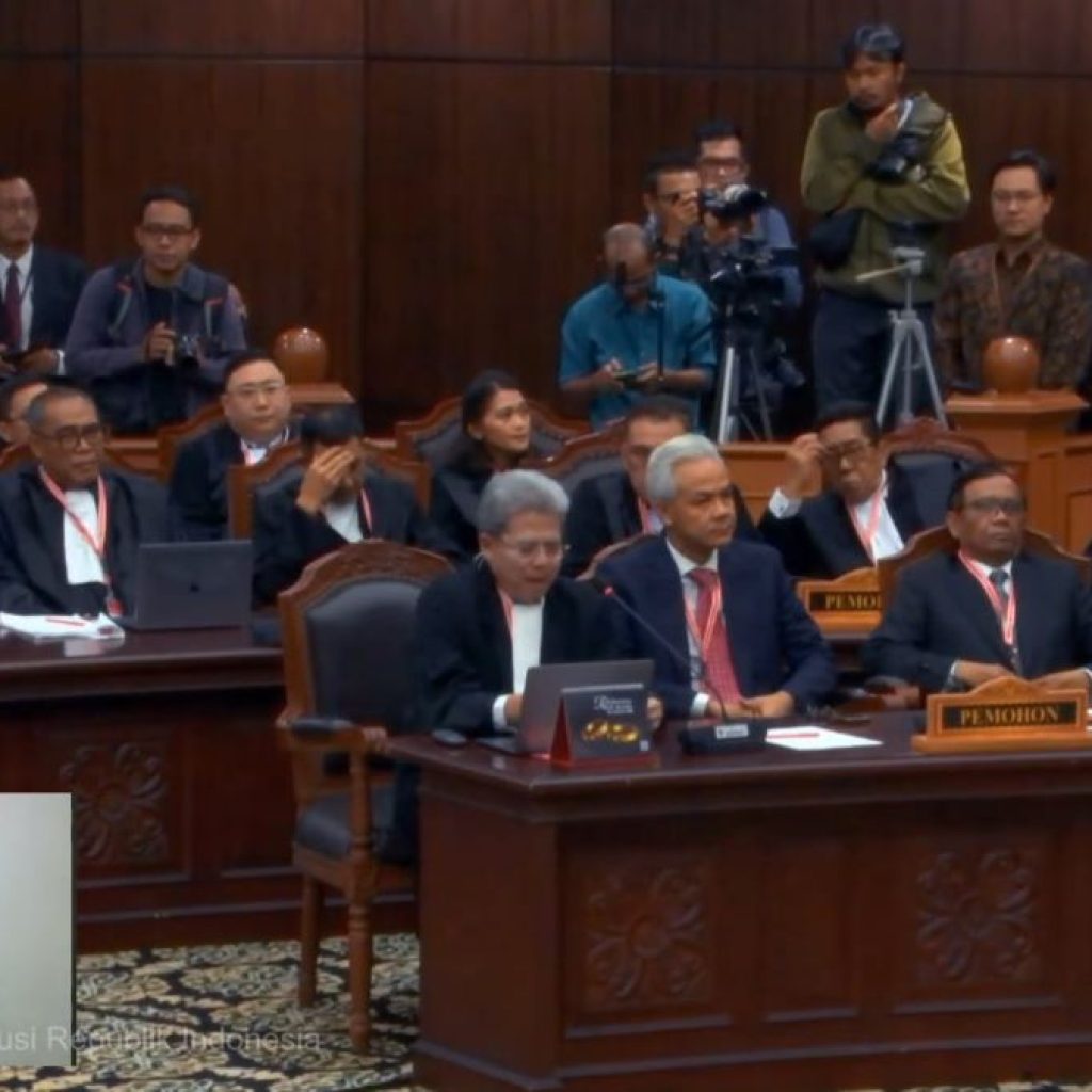Pemahaman tentang dissenting opinion. Foto: Tangkapan Layar YouTube Mahkamah Konstitusi RI