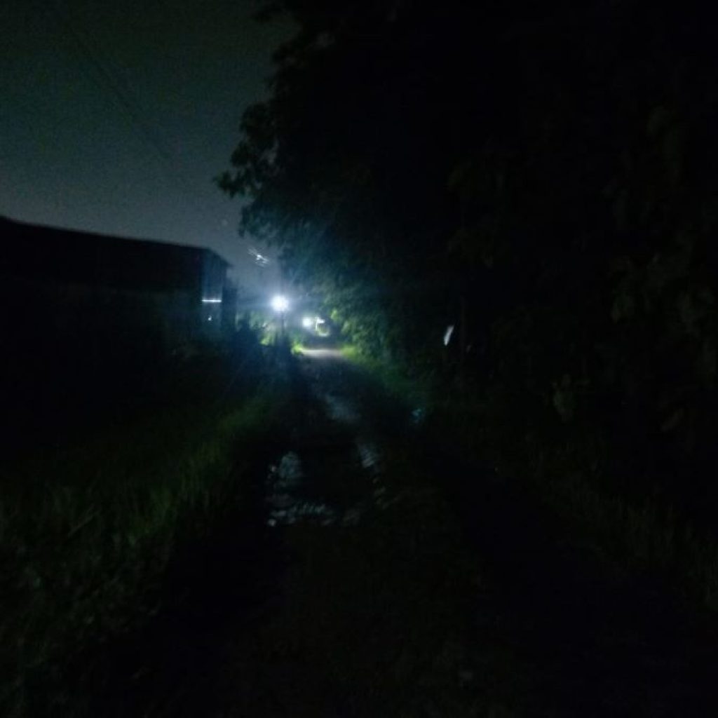 Kondisi Jalan Tanggul Raya Perumda Kunden, Blora yang minim penerangan. Foto: Dok. Lilik Yuliantoro