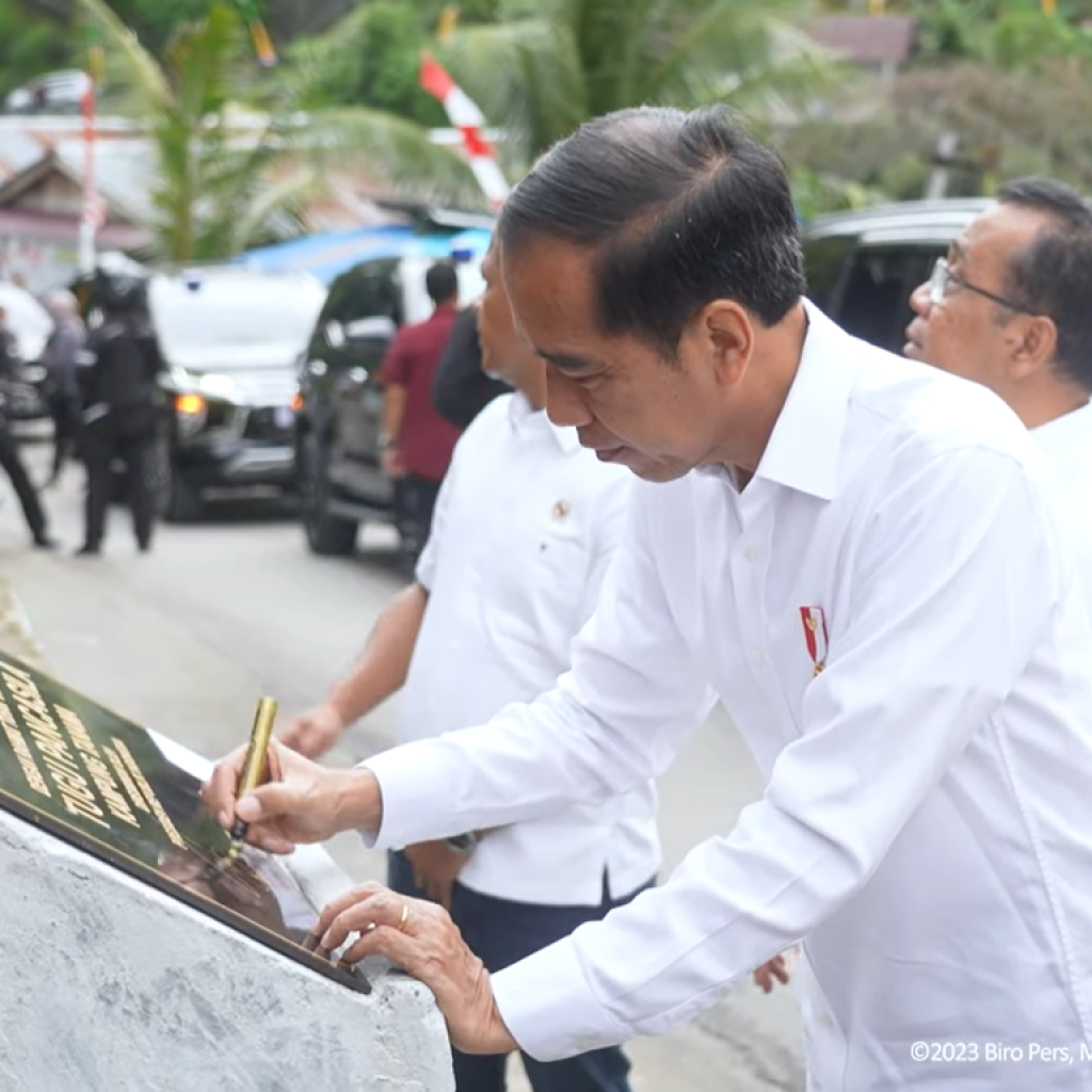 Kunjungi Fakfak, Presiden Jokowi Tanda Tangani Tugu Pancasila Kampung Tanama