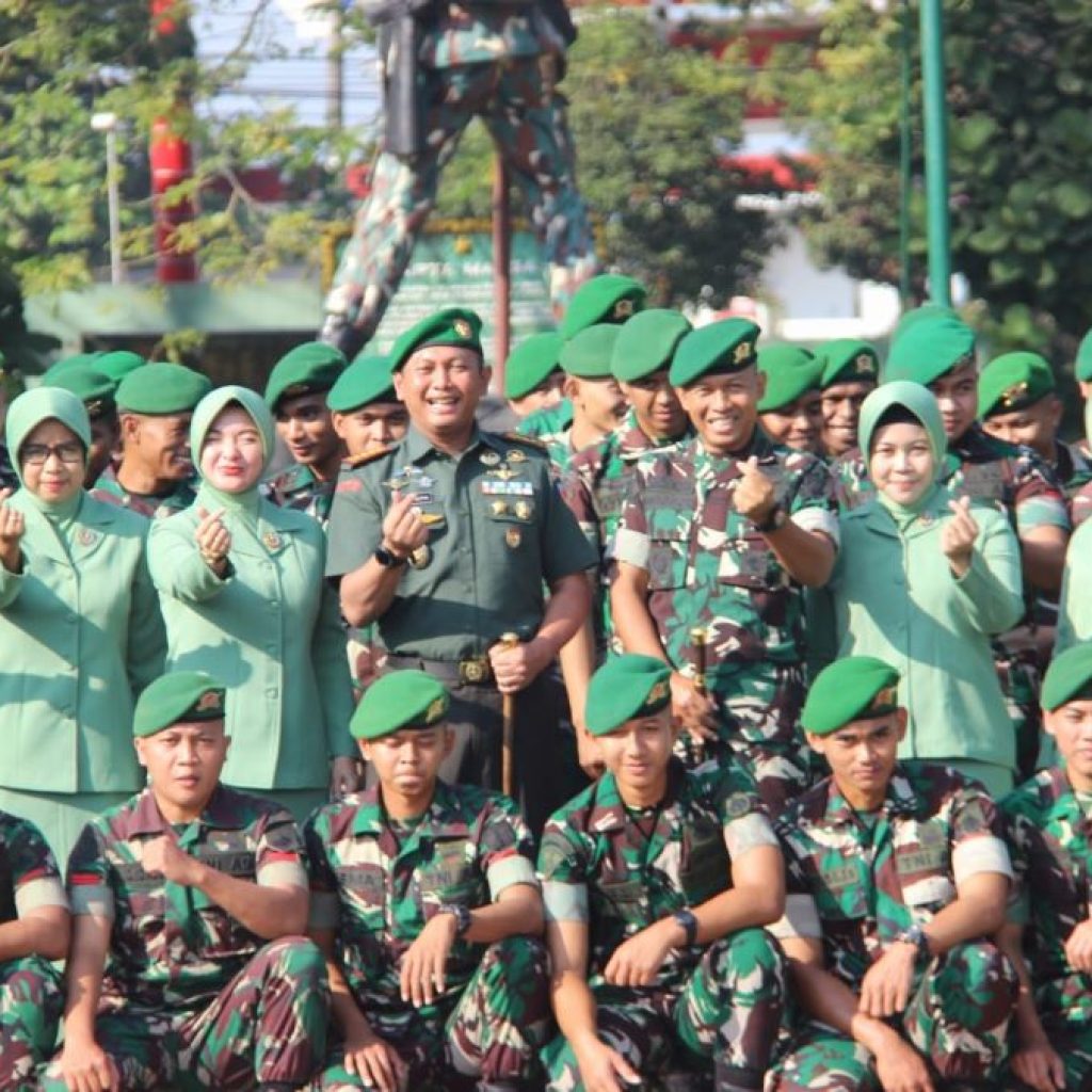 Kunker Wilayah, Danrem 073/Makutarama Disambut Pengalungan Syal Batik dan Tarian Barongan Blora 