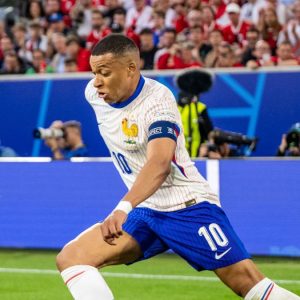 Hidung Mbappe Patah Sampai Berdarah-darah, Malah Minta Ide Topeng Pelindung Wajah