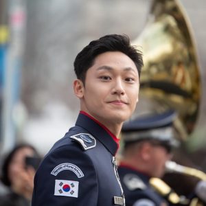 Lee Do Hyun Tampil Energik Bawakan Lagu ‘That That PSY ft Suga BTS’ di Acara Festival Militer Band Korea