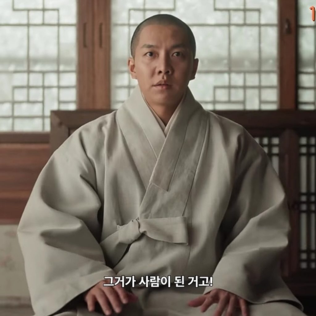 Lee Seung Gi mengambil alih peran untuk film baru di penghujung tahun 2024. Foto: Tangkapan Layar YouTube KoreaFilm