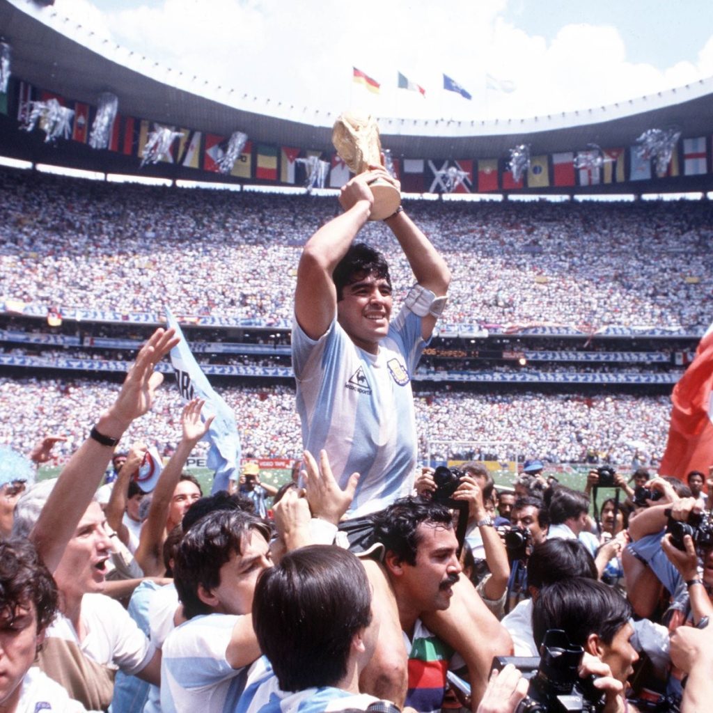 TUTURPEDIA - Lelang Trofi Bola Emas Maradona Ditunda, Ada Indikasi Barang Curian