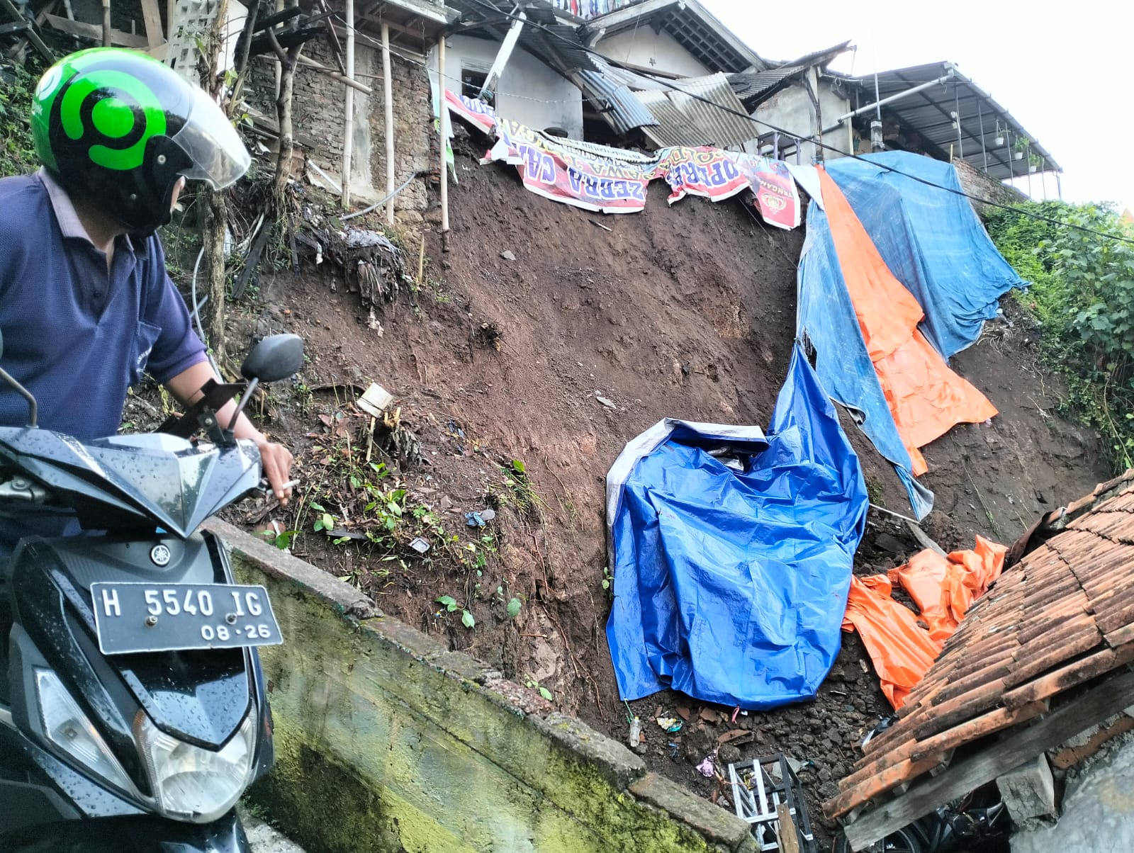Suasana longsor di Rumah Lasinem, Jalan Lempongsari, Kecamatan Gajahmungkur. Foto: Alan Henry