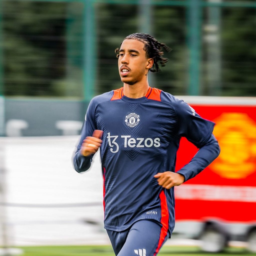 MU mencari bek baru karena Malacia cedera. Foto: x.com/ManUtd