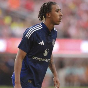 Operasi Berjalan Lancar, MU Pastikan Yoro Rehat 3 Bulan Pasca Cedera