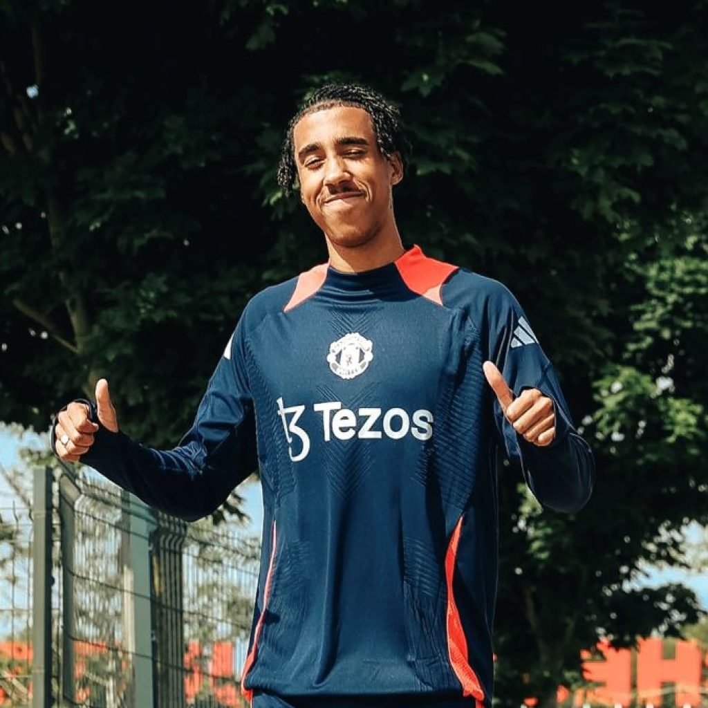 Leny Yoro puji sambutan penggemar MU. Foto: x.com/ManUtd