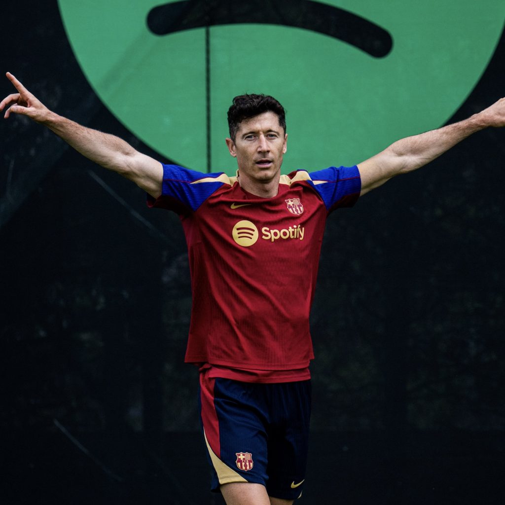 TUTURPEDIA - Lewandowski Beri Sinyal Tetap di Barca Musim Depan