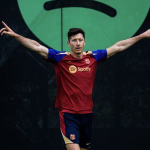 Lewandowski Beri Sinyal Tetap di Barca Musim Depan
