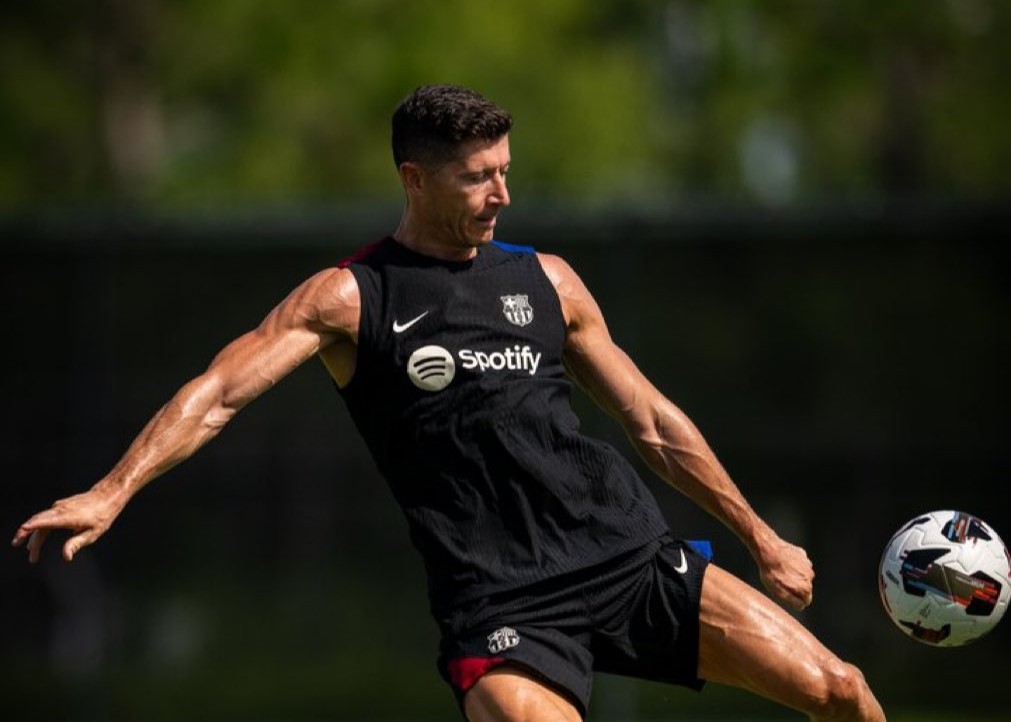 Jadwal sepak bola disebut makin padat oleh Robert Lewandowski. Foto: x.com/FCBarcelona