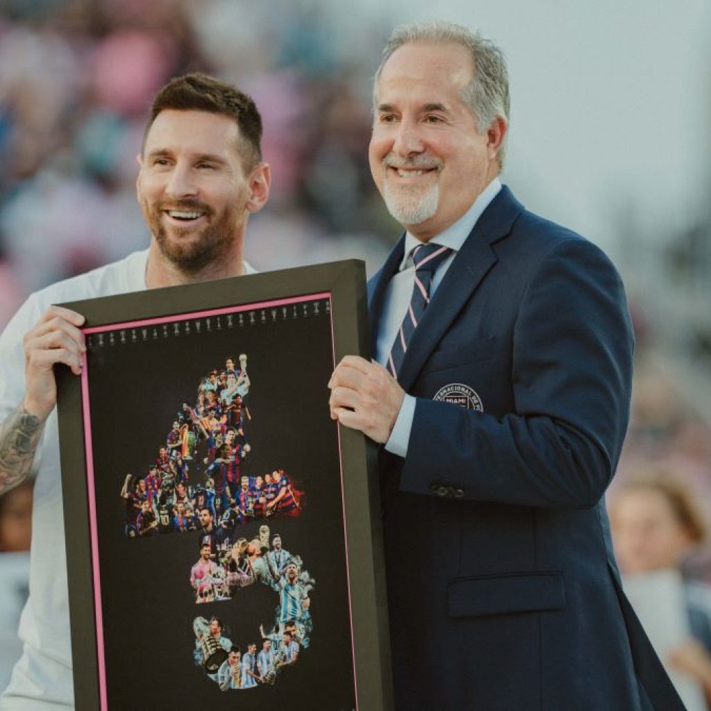 Lionel Messi terima penghargaan dari Inter Miami. Foto: x.com/InterMiamiCF